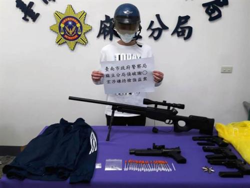 謝姓男子持模型槍27日清晨先后到兩家超市搶劫,得手2500元(新臺幣)后載著女友去買毒,警方掌握情況后,不到2小時(shí)就將人逮捕到案,一并查獲毒品通緝犯的女友。圖片來源:臺灣中時(shí)電子報(bào)。攝影:萬于甄。