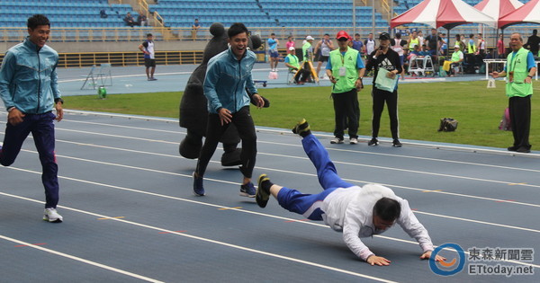 臺網友神創“柯P跌倒產生器”小編也跟著笑彎了腰(圖) 臺網友神創“柯P跌倒產生器”小編也跟著笑彎了腰(圖)