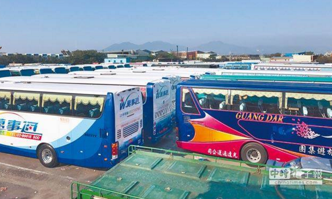 新北千坪停車場游覽車“等嘸人”,只能風吹日曬雨淋 新北千坪停車場游覽車“等嘸人”,只能風吹日曬雨淋
