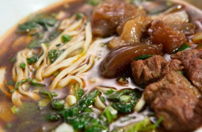 臺灣牛肉面店因陸客不來歇業,紛紛“感激”當局“德政”。 臺灣牛肉面店因陸客不來歇業,紛紛“感激”當局“德政”。