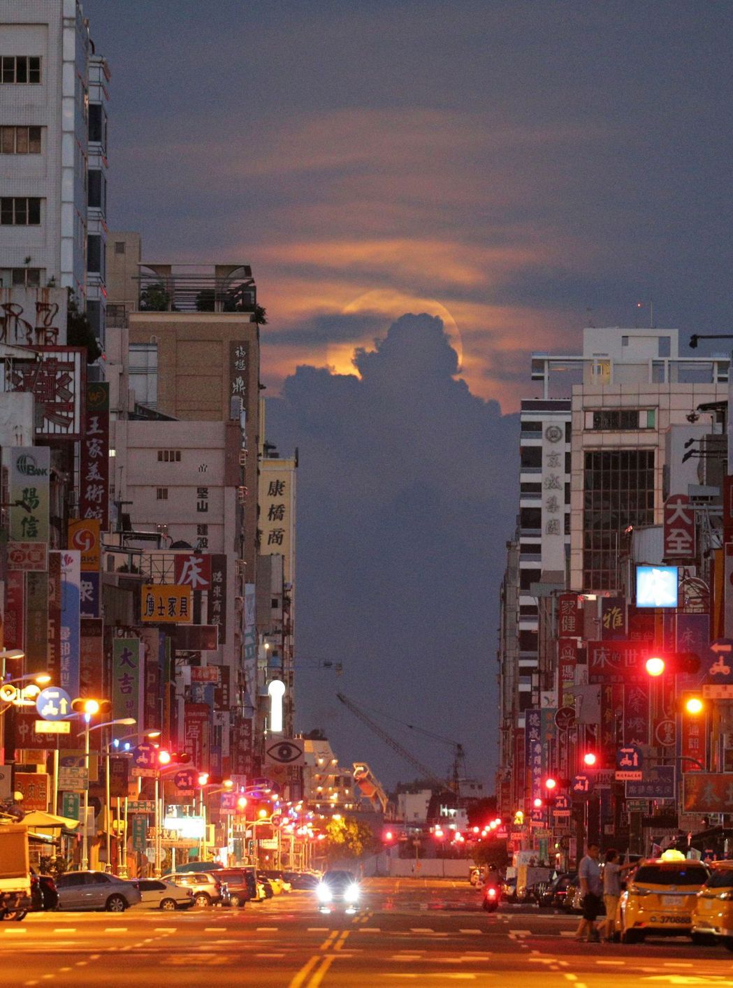 高雄街頭現“日出懸月”壯麗奇景難得一見(圖) 高雄街頭現“日出懸月”壯麗奇景難得一見(圖)
