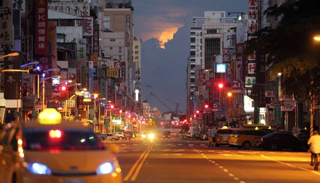 高雄街頭現“日出懸月”壯麗奇景難得一見(圖) 高雄街頭現“日出懸月”壯麗奇景難得一見(圖)