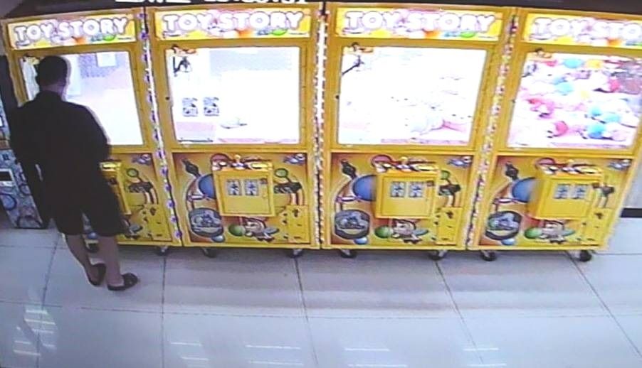 抓娃娃屢戰屢敗 臺一男子用磁鐵巧獲藍牙音箱(圖) 抓娃娃屢戰屢敗 臺一男子用磁鐵巧獲藍牙音箱(圖)