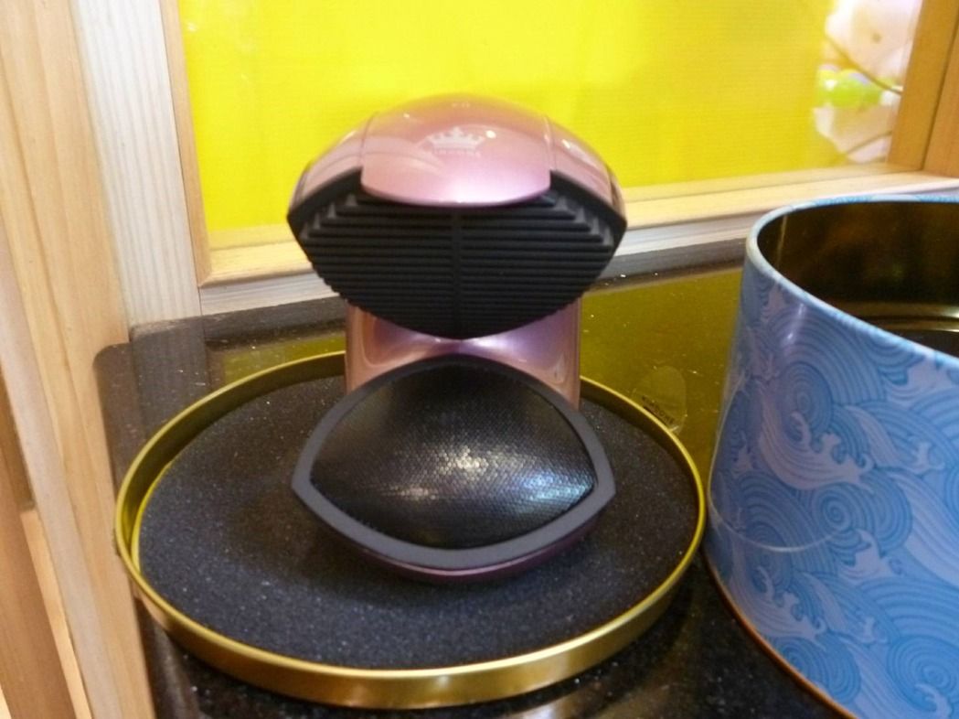 抓娃娃屢戰屢敗 臺一男子用磁鐵巧獲藍牙音箱(圖) 抓娃娃屢戰屢敗 臺一男子用磁鐵巧獲藍牙音箱(圖)