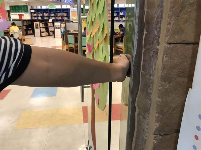 3歲男童文化局內玩門夾傷手 館內民眾齊力拆門 3歲男童文化局內玩門夾傷手 館內民眾齊力拆門