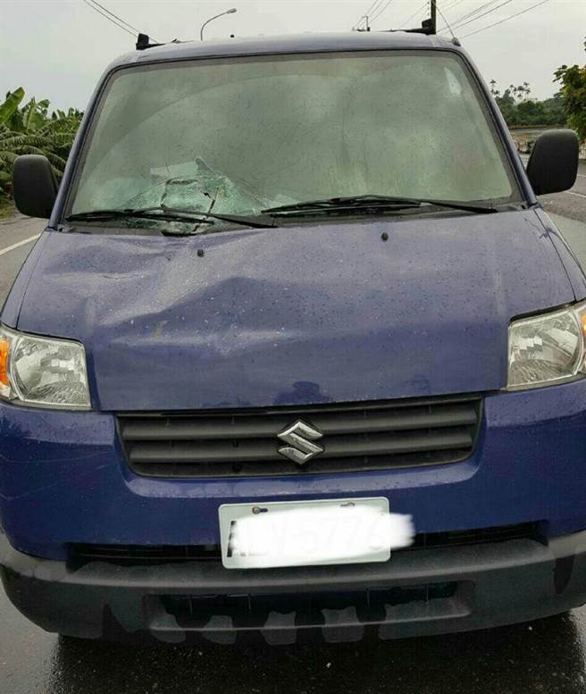 臺(tái)灣彰化一小貨車追撞軍車 擋風(fēng)玻璃慘遭炮管刺穿 臺(tái)灣彰化一小貨車追撞軍車 擋風(fēng)玻璃慘遭炮管刺穿