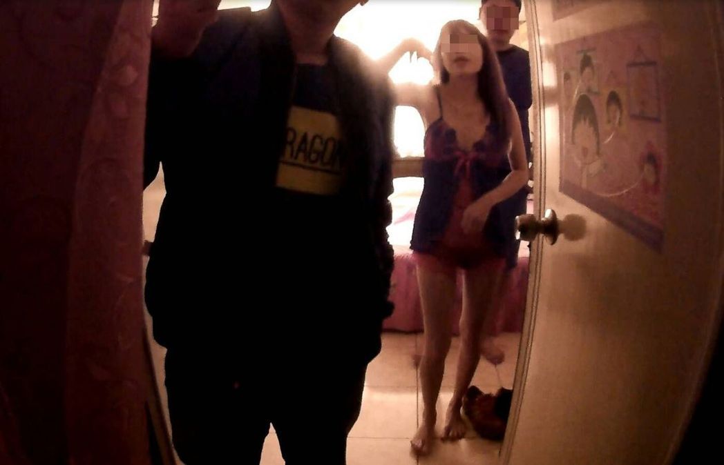 臺灣警察最怕“捉猴”,辦完還要討紅包袋“過運(yùn)”。(圖片來源:臺灣《聯(lián)合報》) 臺灣警察最怕“捉猴”,辦完還要討紅包袋“過運(yùn)”。(圖片來源:臺灣《聯(lián)合報》)