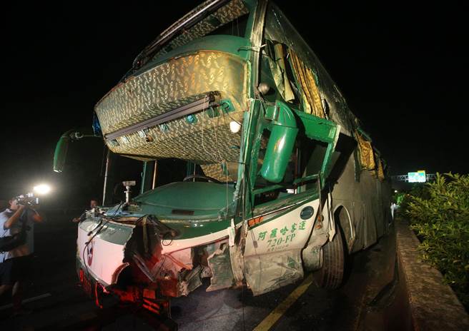 臺灣1號高速路岡山交流道重大車禍造成6死11傷 臺灣1號高速路岡山交流道重大車禍造成6死11傷