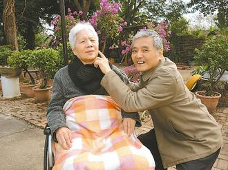 老翁陪妻子養病不離不棄 稱“現在換我照顧她”(圖) 老翁陪妻子養病不離不棄 稱“現在換我照顧她”(圖)