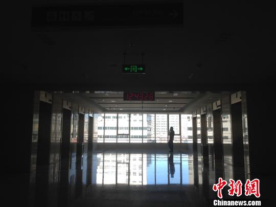 2月1日,海軍總醫院婦產科的產房外,一名家屬在低聲打電話。該層樓的保安告訴記者,產房要到下午三點后才允許探視。 陳伊昕 攝