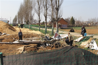 陜西千陽縣田間墜落小型飛機 機上兩人死亡(圖) 陜西千陽縣田間墜落小型飛機 機上兩人死亡(圖)