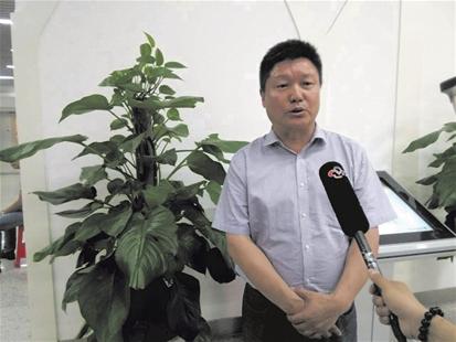 圖為:晏濤接受各路媒體采訪