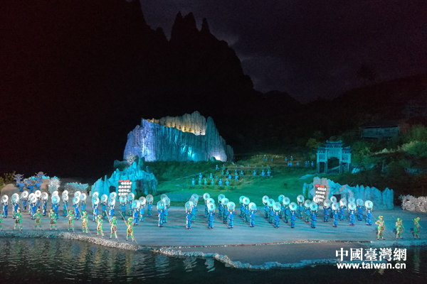 湖北媒體行采風(fēng)團(tuán)品鑒恩施《龍船調(diào)》 凄美愛情感天動(dòng)地 湖北媒體行采風(fēng)團(tuán)品鑒恩施《龍船調(diào)》 凄美愛情感天動(dòng)地