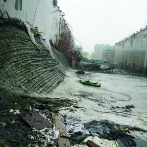 橋面塌陷后,一側卡在墻上翹起,裸露出鋼筋。潘先生/供圖