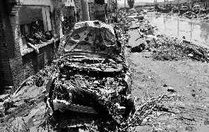 記者從河北省井陘縣政府了解到,截至7月23日11時(shí),暴雨洪澇災(zāi)害已造成26人死亡。目前累計(jì)轉(zhuǎn)移群眾38750人,災(zāi)情核實(shí)與搶險(xiǎn)救援工作仍在進(jìn)行中。圖為井陘縣小作鎮(zhèn)小作村路旁被洪水毀壞的一輛汽車(chē)。新華社發(fā)