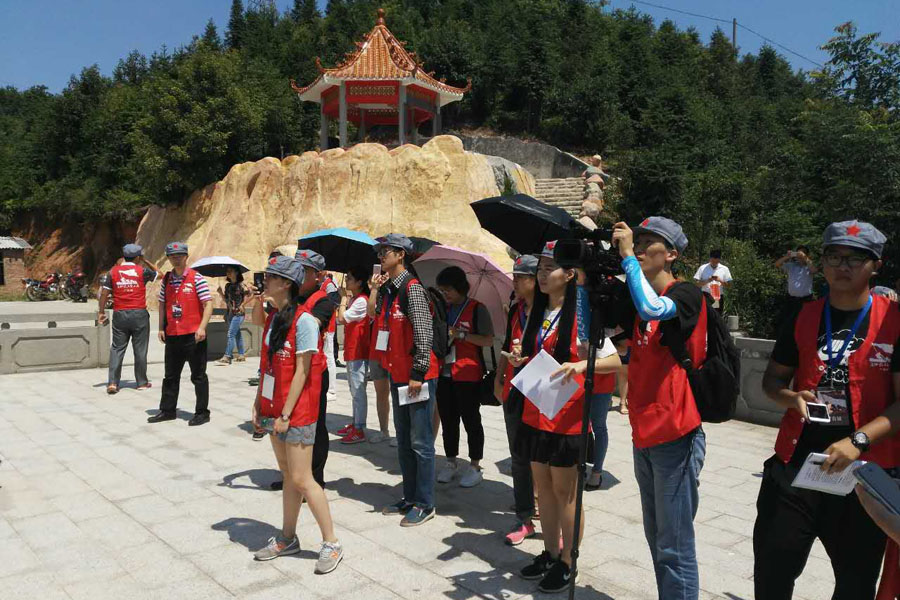 【網絡媒體走轉改】媒體團參觀韶關油山革命紀念碑緬懷先烈 【網絡媒體走轉改】媒體團參觀韶關油山革命紀念碑緬懷先烈