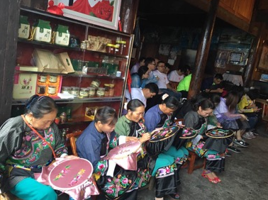 圖為湖南省花垣縣十八洞村的繡娘們?cè)谔艋ɡC朵。 記者 姜志雄攝