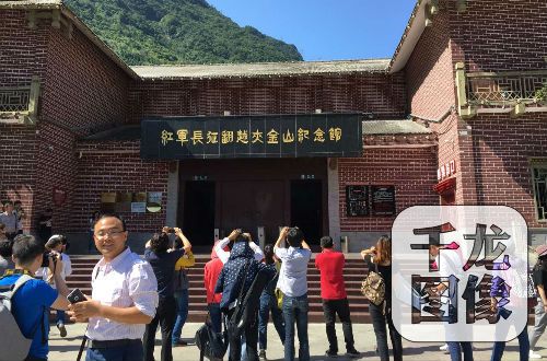 記者一行在翻越夾金山紀念館拍照采訪。