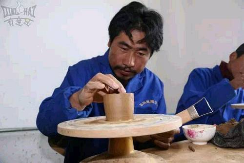 藏族古老的黑陶工藝已有上千年歷史,至今仍保留著原始的手工制作方法。班瑪黑陶種類繁多,有壺、燈盞、罐、壇等,既是藏族人的日常用品、工藝品,又是當地藏族的宗教文化活動必不可少的信仰用品。