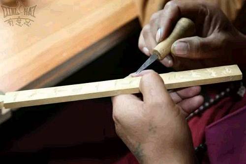 班瑪民間木雕歷史悠久,應用廣泛,是優秀的民間藝術之一木雕,在班瑪民間多作門窗、佛金、器具用品和工藝品裝飾,廣布每個家庭,已形成多種風格。木雕可分為立體圓雕、根雕、浮雕三大類。其中《紅蓮怒放》、《格薩爾王》等是班瑪民間木雕藝人表現的傳統主題。