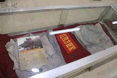 紅軍溝原名子木達溝,位于青海省果洛州班瑪縣以南39公里處的子木達溝。1936年6月底,紅二方面軍和紅四方面軍約2.5萬余人進入青海,在班瑪地區休整期間,向群眾宣傳黨的民族政策、政治主張和革命道理,并在石壁上寫下“北上響應全國抗日反蔣斗爭!安慶宣”的標語,至今字跡清晰醒目。這是中國工農紅軍二萬五千里長征惟一經過青海的地方。為了表達對紅軍的懷念,當地群眾把子木達溝改名為“紅軍溝”。2012年12月被青海省委宣傳部命名為青海省愛國主義教育基地。