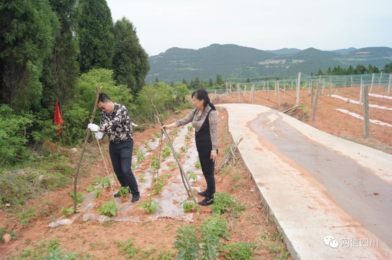 【全國(guó)文明家庭】劉春香家庭:情系留守兒童 用舞蹈?jìng)鬟f自信快樂(lè) 【全國(guó)文明家庭】劉春香家庭:情系留守兒童 用舞蹈?jìng)鬟f自信快樂(lè)