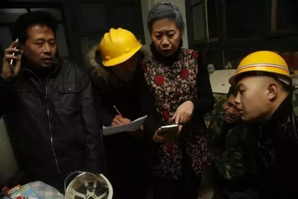 燕郊大媽為30多農(nóng)民工搶春運(yùn)票 燕郊大媽為30多農(nóng)民工搶春運(yùn)票