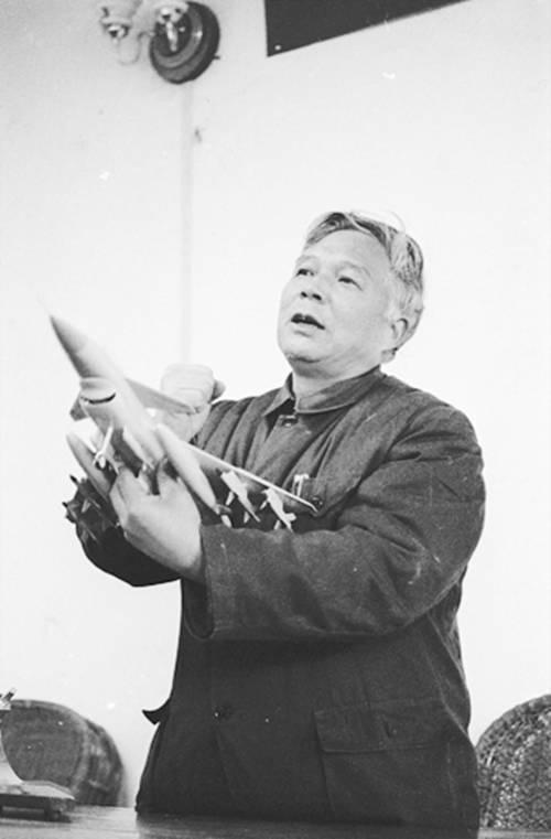 △宋文驄在介紹鴨式布局飛機(jī)的特點(diǎn)