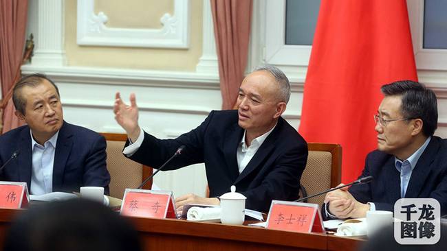 1月7日,北京市代市長蔡奇就霧霾問題與市民、媒體代表座談。圖為北京市代市長蔡奇在座談會上發表講話。千龍網發