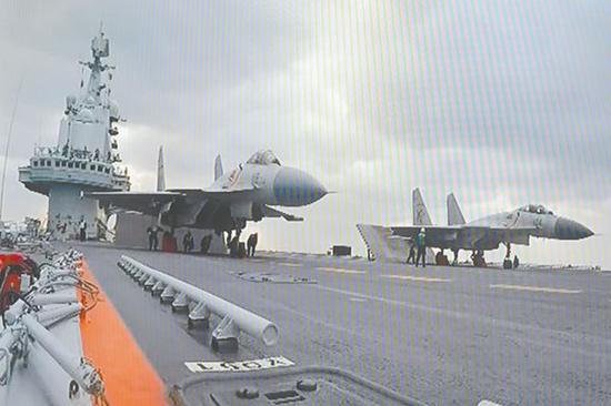 2017年1月1日,遼寧艦編隊(duì)在西太平洋海域訓(xùn)練。