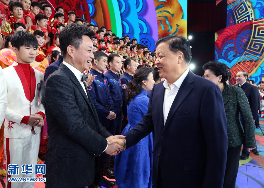 1月25日,中共中央政治局常委、中央書記處書記劉云山來到中央電視臺2017年春節聯歡晚會彩排現場,看望慰問正在緊張工作的演職人員。新華社記者 姚大偉 攝 1月25日,中共中央政治局常委、中央書記處書記劉云山來到中央電視臺2017年春節聯歡晚會彩排現場,看望慰問正在緊張工作的演職人員。新華社記者 姚大偉 攝