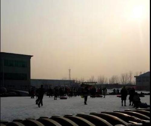 三昌滑雪場(chǎng)的坍塌現(xiàn)場(chǎng)。現(xiàn)場(chǎng)游客拍攝