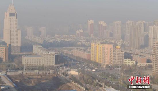 資料圖:2016年12月4日,河北省氣象臺在不同時段分別發布了大霧紅色預警信號和霾紅色預警信號。 中新社記者 翟羽佳 攝