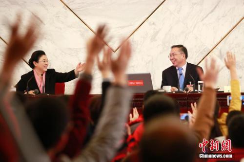 資料圖:2016年3月2日,全國政協十二屆四次會議新聞發布會在北京人民大會堂舉行,大會新聞發言人王國慶(右)回答中外記者提問。中新社記者 盛佳鵬 攝