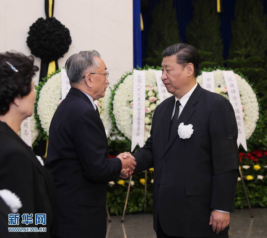 3月28日,萬國權同志遺體在北京八寶山革命公墓火化。習近平、張德江、俞正聲、劉云山、王岐山、張高麗、胡錦濤等前往八寶山送別。這是習近平與萬國權親屬握手,表示深切慰問。 新華社記者 鞠鵬 攝