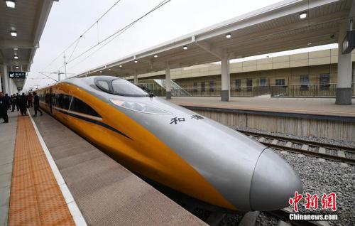 資料圖:2017年3月21日,新型CRH380AJ--0203動車組列車“黃醫生”從蘭州西車站高速場上線,開始檢測寶蘭客專蘭州西站至東岔站間334公里高鐵行車設備,寶蘭客專(蘭州局管段)聯調聯試正式啟動。楊艷敏 攝