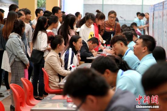 資料圖:高校畢業(yè)生專場招聘會。田進(jìn) 攝