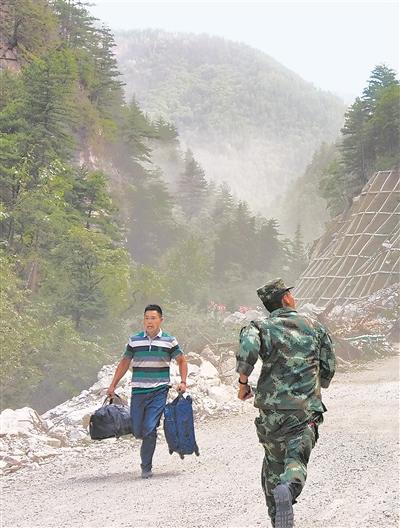 康巴漢子“最美逆行照”爆紅 他得知后卻害羞臉紅 康巴漢子“最美逆行照”爆紅 他得知后卻害羞臉紅