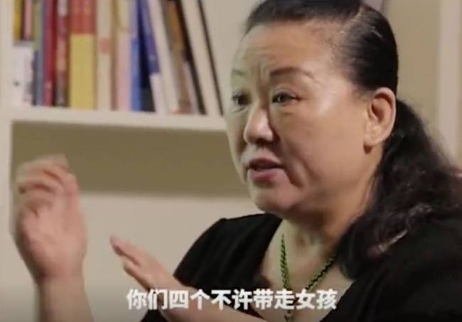 醉酒女孩險被4老外架走 代駕大姐霸氣阻攔:“甭跟我說英語!