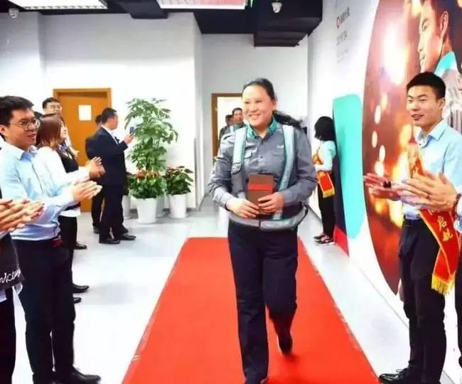 醉酒女孩險被4老外架走 代駕大姐霸氣阻攔:“甭跟我說英語!