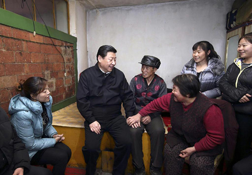 2014年1月26日,習(xí)近平總書記走進(jìn)林業(yè)困難職工郭永財(cái)家,同老郭一家人促膝談心。(圖片來源:新華網(wǎng))