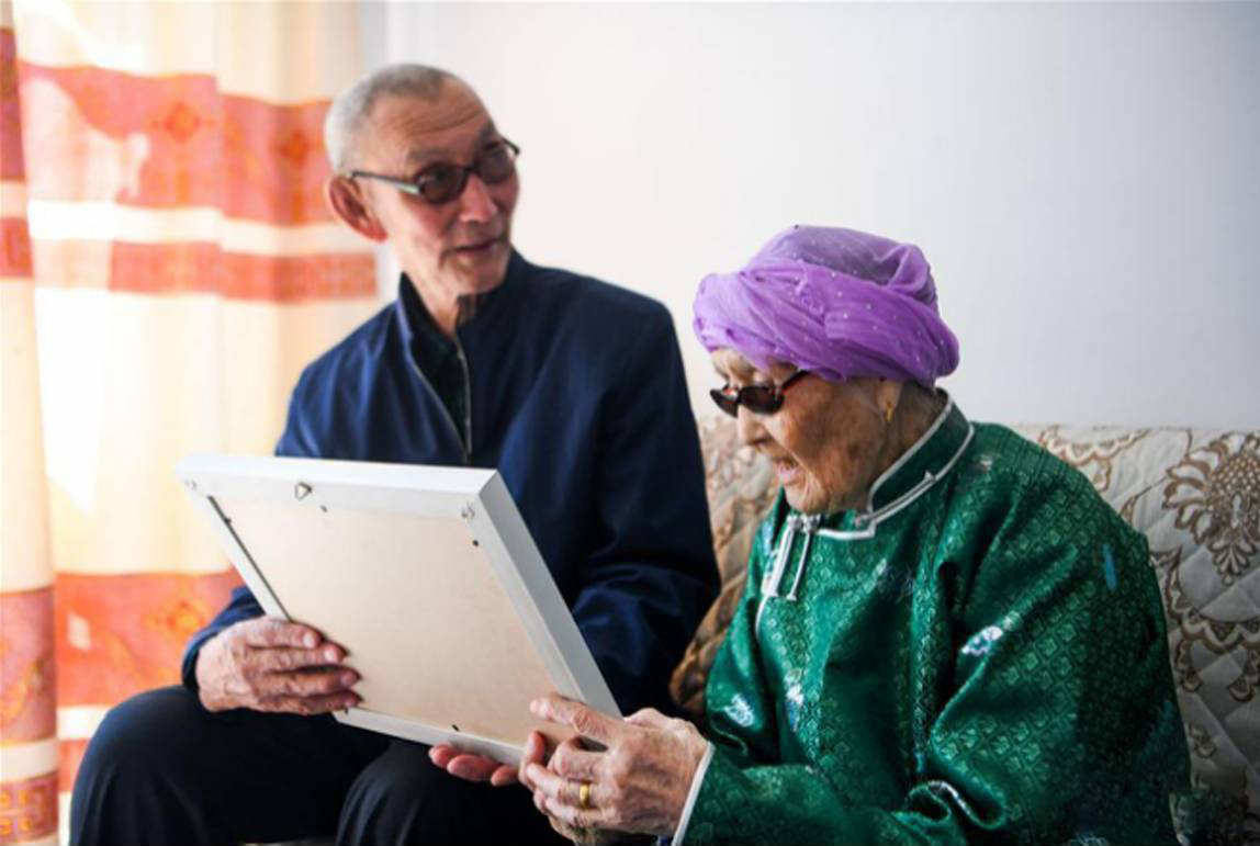 回憶起習(xí)近平總書記到她家時(shí)的情景,瑪吉格老人和老伴都難掩內(nèi)心的激動(dòng)。(圖片來源:新華網(wǎng))