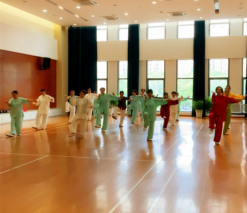 人們在蘇州市工業園區景城鄰里中心打太極拳。(央視網 鄭芳 攝)