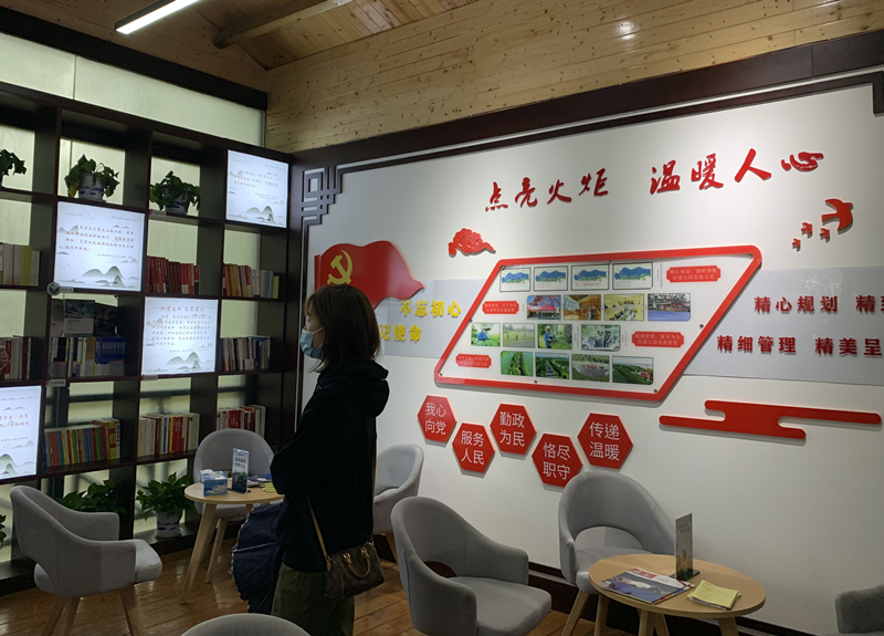 南昌市高新區艾溪湖森林濕地公園里開設的“紅色驛站”,成了黨和政府聯系群眾、服務群眾的窗口。(央視網 鄭芳 攝)
