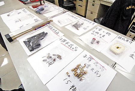 曾在臺軍海軍陸戰隊服役的32歲男子鄭文龍,長期在新竹關西私設兵工廠改槍販售,由于質量精良,單把黑市價高達50000元新臺幣。圖片來源:臺灣《中國時報》