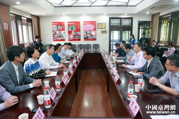 中共中央臺辦、國務(wù)院臺辦主任張志軍考察杭州上城區(qū)馬市街小營巷社區(qū),與基層工作者座談,了解社區(qū)與臺灣基 中共中央臺辦、國務(wù)院臺辦主任張志軍考察杭州上城區(qū)馬市街小營巷社區(qū),與基層工作者座談,了解社區(qū)與臺灣基