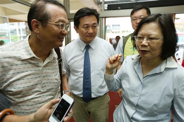 蔡英文(右一)今天前進(jìn)臺(tái)南和黨公職座談,但堅(jiān)持不受訪 蔡英文(右一)今天前進(jìn)臺(tái)南和黨公職座談,但堅(jiān)持不受訪