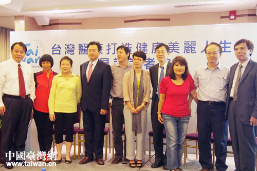 臺灣醫(yī)師和大陸病患合影 臺灣醫(yī)師和大陸病患合影