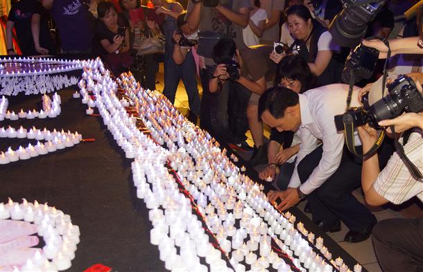 臺北捷捷運血案死者頭七,朱立倫點燭光致意。 臺北捷捷運血案死者頭七,朱立倫點燭光致意。