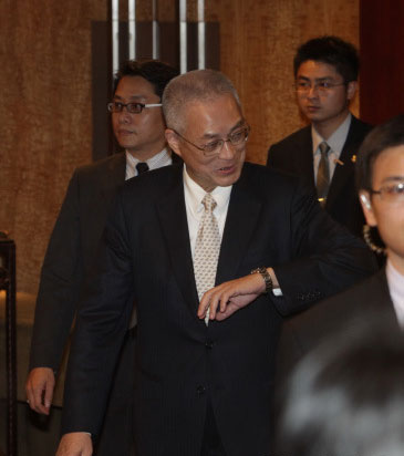 吳敦義出席臺商聯誼會,對將任職副主席一事,拜托大家“今天不提這個啦” 吳敦義出席臺商聯誼會,對將任職副主席一事,拜托大家“今天不提這個啦”